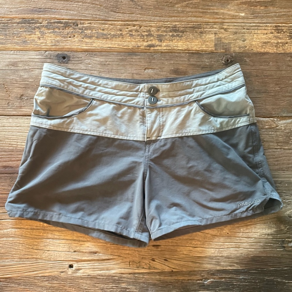 Patagonia Wavefarer color block water/board shorts size 4. Two toned grey.
